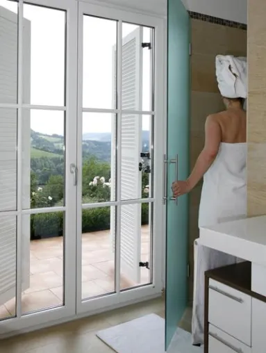 Fensterläden schützen vor neugierigen Blicken: für ein ungestörtes Duschvergnügen Bild: Fensterläden schützen vor neugierigen Blicken: für ein ungestörtes Duschvergnügen