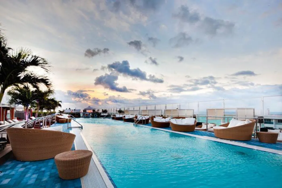 Schwimmen in luftiger Höhe - Der Dachterrassenpool des Gansevoort Miami Beach Hotels (c) Gansevoort Miami Beach