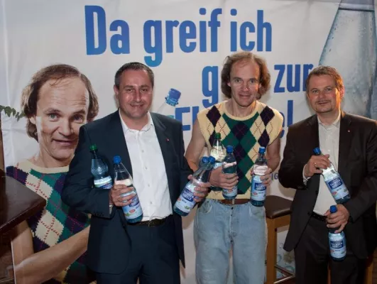 Bild: Olaf Schubert greift zur Flasche. Eilenburger Mineralwasserbrunnen SACHSEN QUELLE zeigt neues Gesicht