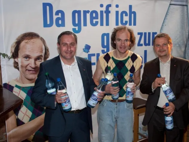 Bild: Olaf Schubert greift zur Flasche. Eilenburger Mineralwasserbrunnen SACHSEN QUELLE zeigt neues Gesicht