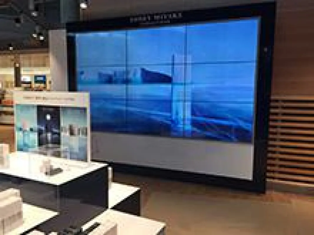 Videowand im Duty Free Store Travel Retail Norway