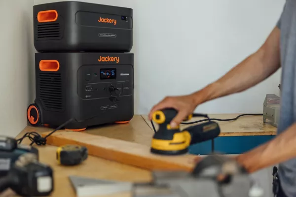 Bild: Mobiler, grüner Strom für Heim- und Handwerkende: Erweiterbare Powerstation Jackery Explorer 2000 Plus