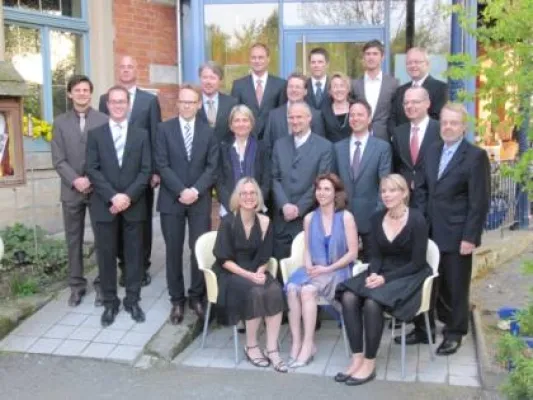 Bild: Erster Absolventenjahrgang des Jahres 2010 im MBA-Studiengang Health Care Management in Bayreuth verabschiedet