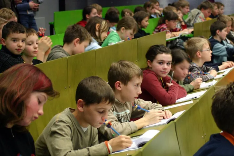 Bild: Sternstunden für KinderHochschüler nach der Sommerpause - 6. Vorlesung der „KinderHochschule“