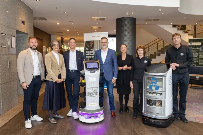 Check-in bei der Zukunft: Hotelroboter begeistern in Bochum Bild: Check-in bei der Zukunft: Hotelroboter begeistern in Bochum
