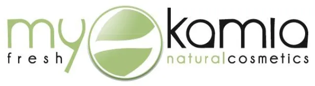 Bild: kamia - fresh naturalcosmetics reinigt Gesicht mit Cranberry Peeling