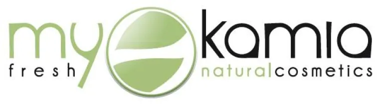 Bild: kamia - fresh naturalcosmetics reinigt Gesicht mit Cranberry Peeling