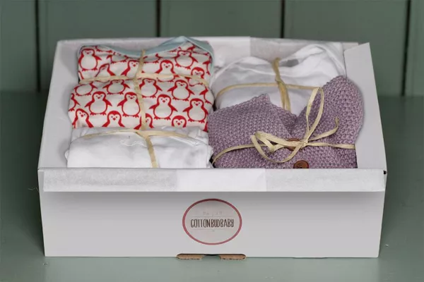 Bild: Mit schicken Babys die Welt verbessern: Cottonbudbaby verleiht Bio-Erstausstattung für die ersten Monate.