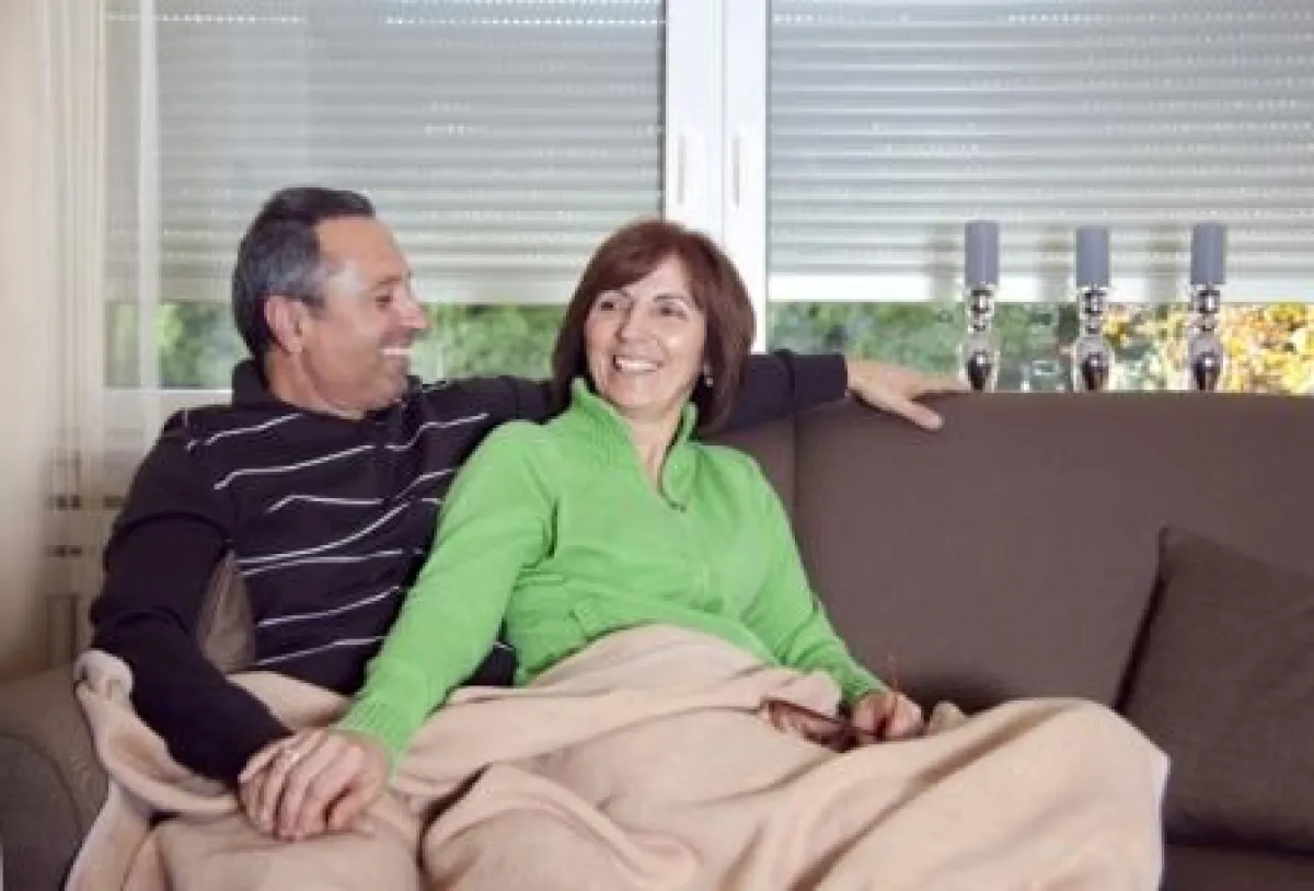 Einfach mal entspannen und es sich auf der Couch bequem machen – Rollläden sorgen für eine behagliche Atmosphäre.