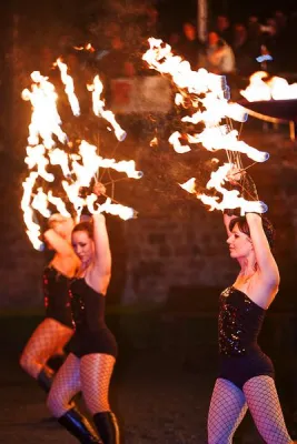 Bild: Vom Funken bis zur großen Flamme- Feuershow, Schwarzlichtshow und Revue mit Tanz