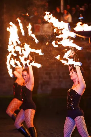 Bild: Vom Funken bis zur großen Flamme- Feuershow, Schwarzlichtshow und Revue mit Tanz