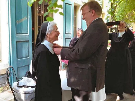 Bild: Brückenbauerin zwischen Menschen und Kulturen - Sr. Canisia Maurer erhält Ehrenzeichen der Stiftung Liebenau