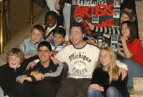 Bild: Bully verkauft Münchens längsten Apfelstrudel zugunsten sozial benachteiligter Kids