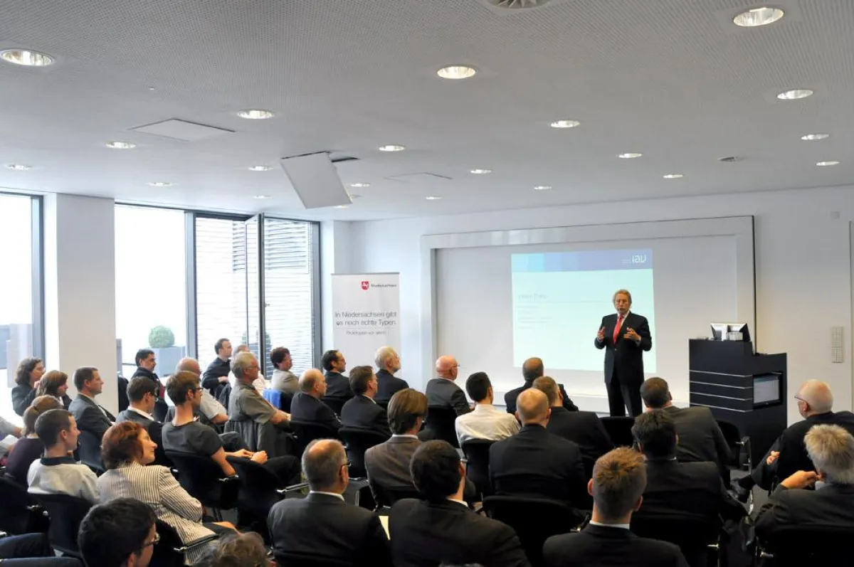 Dipl.-Ing. Werner Wagner bei der Veranstaltung im Auditorium der WAGNER WORLD