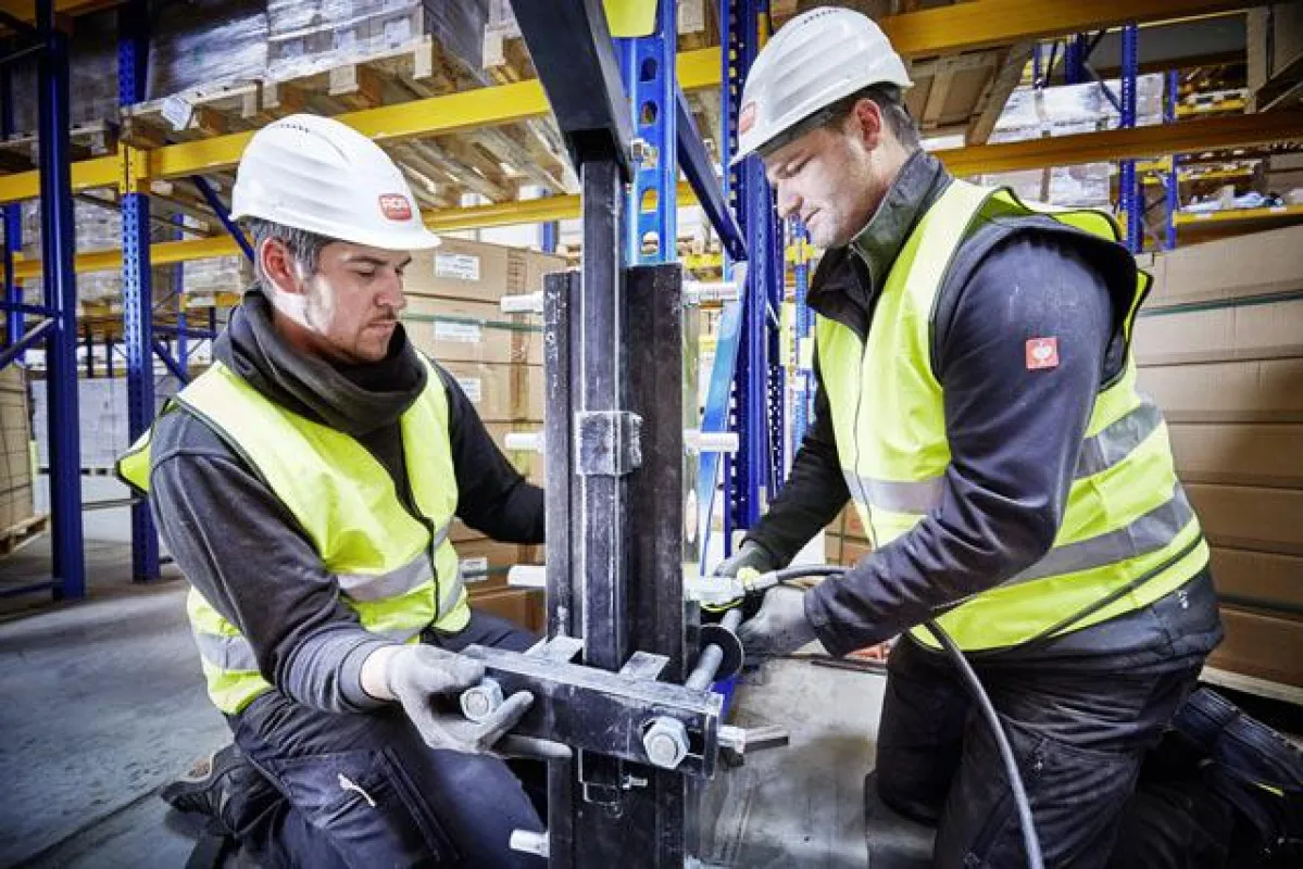 Die ROS-Techniker reparieren beschädigte Stützen durch ein patentiertes hydraulisches Richtverfahren