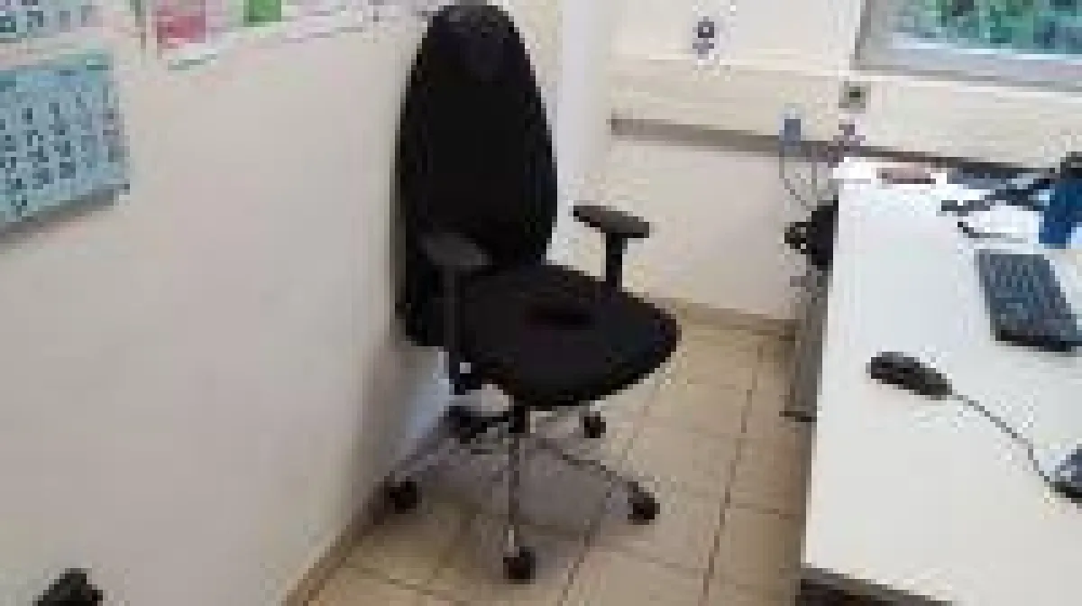 Ergonomischer Bürostuhl mit Aussparung bei Schmerzen im Sitzen