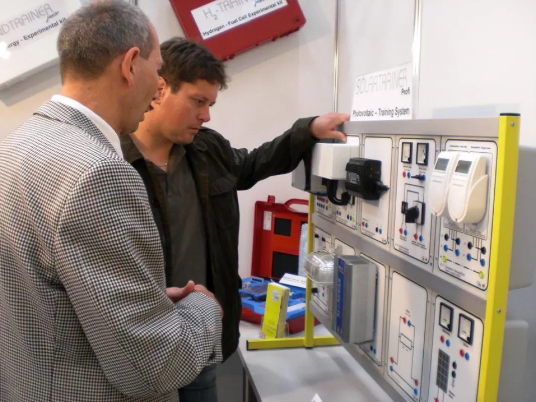 Die PV-Lehrsysteme aus dem Hause IKS Photovoltaik überzeugten auf der Intersolar 2009 in München.