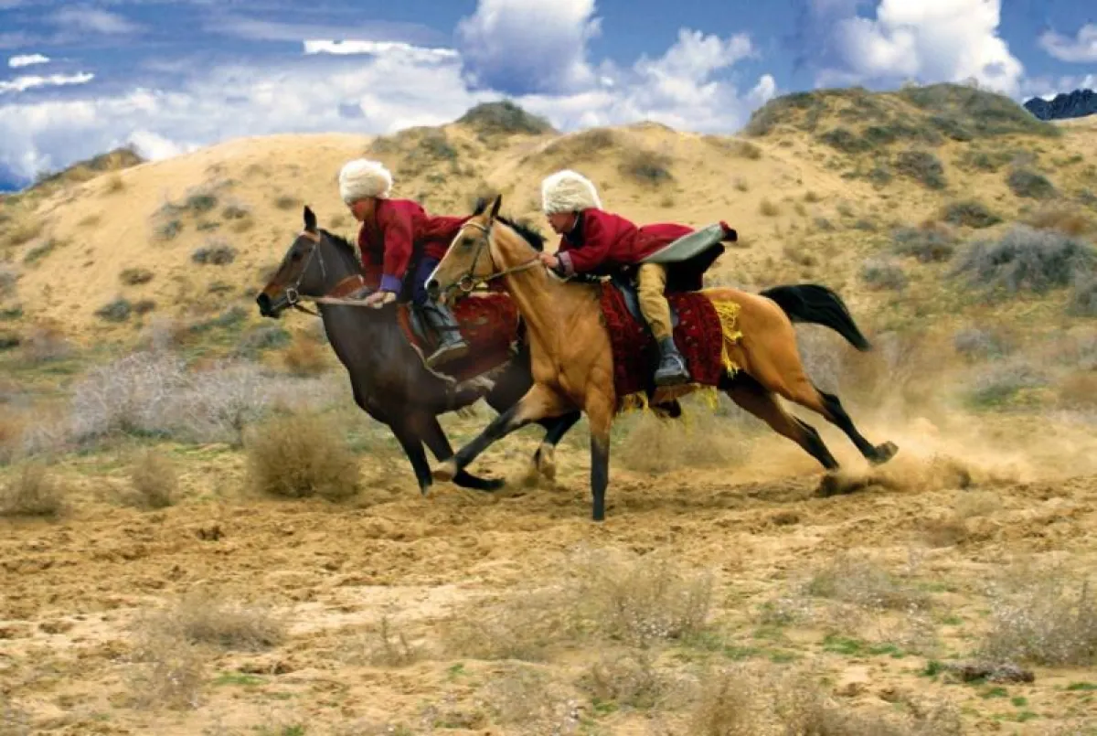 Turkmenische Reiter auf den berühmten Achal Tekkiner-Pferd