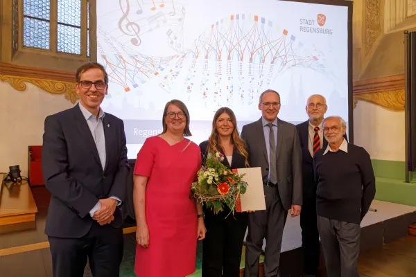 Bild: OTH-Absolventin Dr. Andrea Reindl mit Regensburger Preis für Frauen in Wissenschaft und Kunst ausgezeichnet