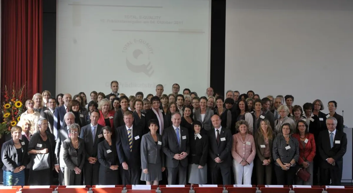 Vertreter der 42 Prädikatsträger mit Jury und Vorstand von TOTAL E-QUALITY Deutschland e.V.