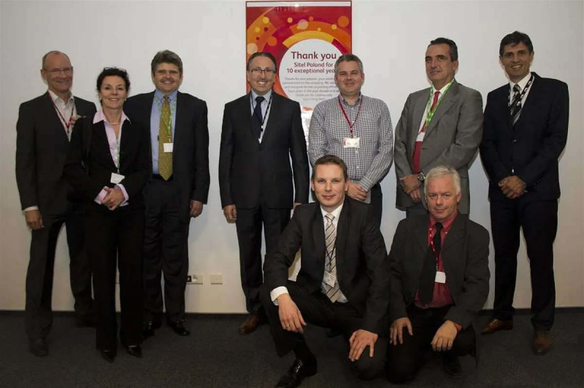 Bert Quintana (Dritter von links), CEO und Präsident von Sitel, sowie das Sitel Management begrüßten