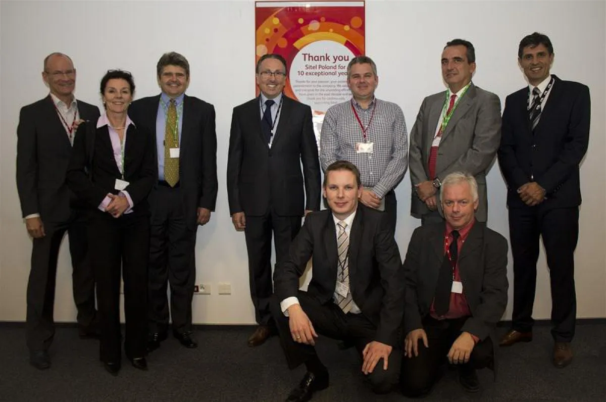 Bert Quintana (Dritter von links), CEO und Präsident von Sitel, sowie das Sitel Management begrüßten