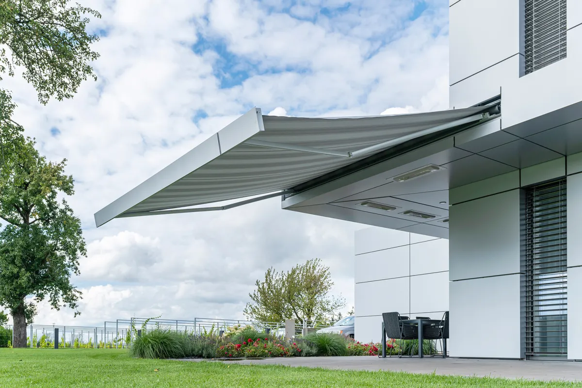 Die Markise markilux 3300 integriert sich völlig unsichtbar in ein modernes Einfamilienhaus. (© markilux)