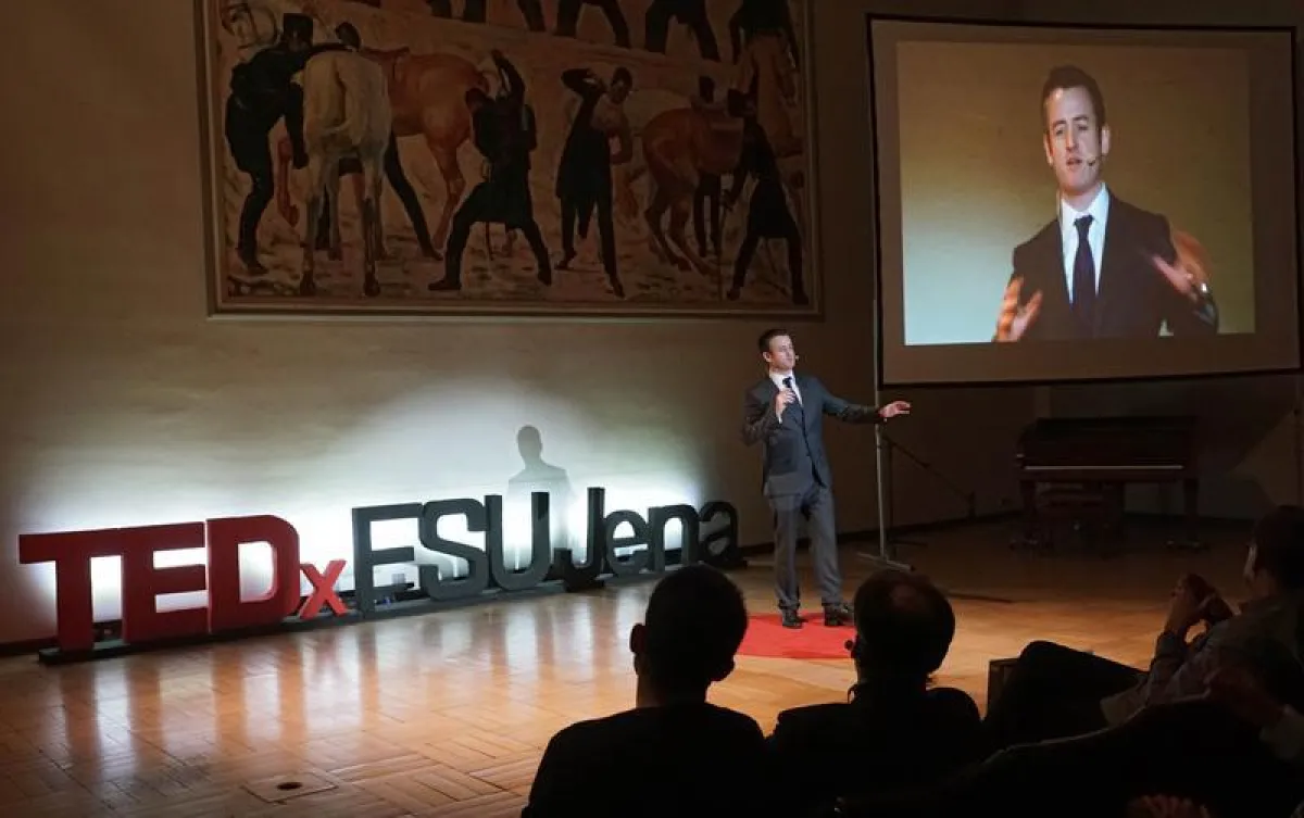 Rechtswissenschaftler Prof. Dr. Ciarán Burke wirkte schon an der ersten TEDxFSU-Konferenz im Jahr 2015 mit – damals noch in der Aula der Uni Jena. (Foto: Jan-Peter Kasper/FSU)