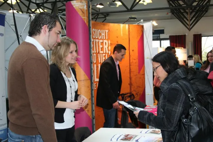 Theorie trifft Praxis Bild: Theorie trifft Praxis