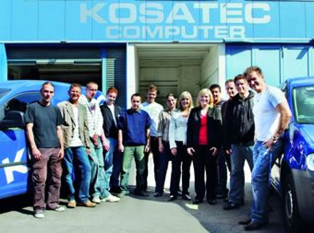 KOSATEC Computer Geschäftsführer Andreas Sander (r.) freut sich mit den 12 Auszubildenden