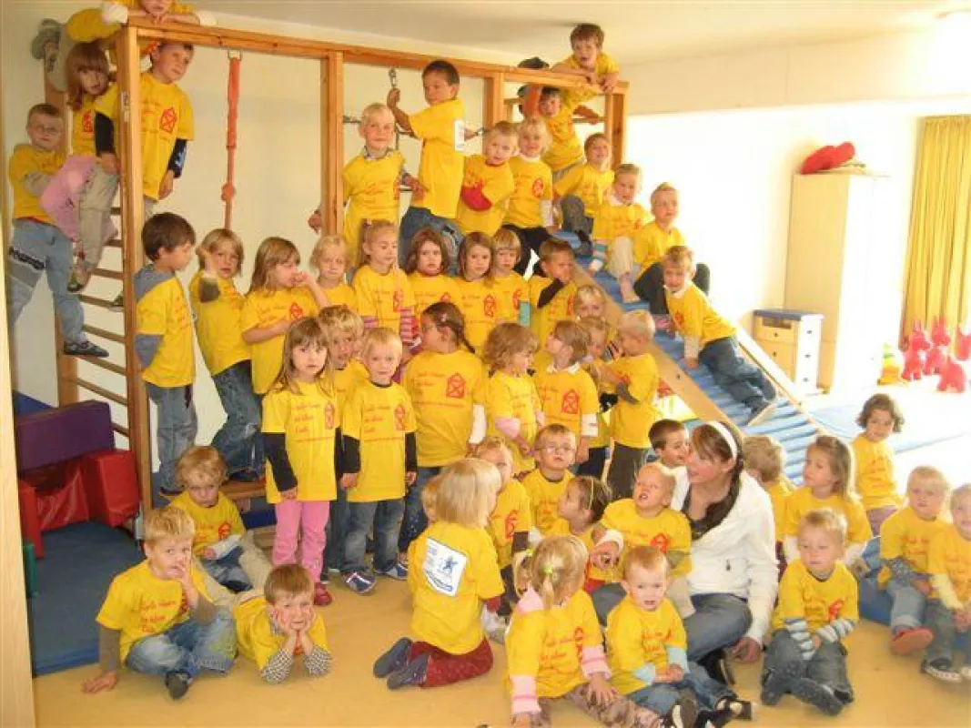 Kindergarten Löwenzahn - alle Kinder in gelb
