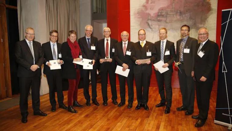 Bild: Ehrennadel der deutschen Luftfahrt geht an das C²A²S²E-Team