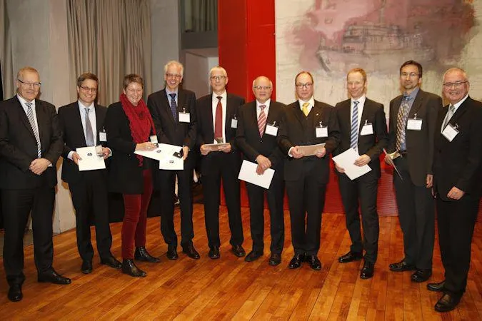Ehrennadel der deutschen Luftfahrt geht an das C²A²S²E-Team Bild: Ehrennadel der deutschen Luftfahrt geht an das C²A²S²E-Team