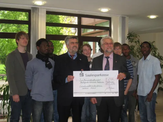 Übergabe des Preises 2010 der LRK Sachsen-Anhalt: „Initiativen zur Integration ausländischer Studierender“ Bild: Übergabe des Preises 2010 der LRK Sachsen-Anhalt: „Initiativen zur Integration ausländischer Studierender“