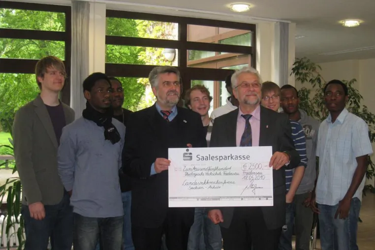 Übergabe des Preises 2010 der LRK Sachsen-Anhalt: „Initiativen zur Integration ausländischer Studierender“ Bild: Übergabe des Preises 2010 der LRK Sachsen-Anhalt: „Initiativen zur Integration ausländischer Studierender“