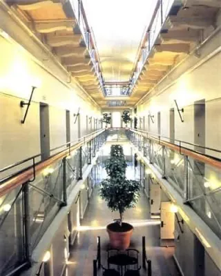 Bild: Zur Erholung ins Kittchen - Hotels.com schickt Hotelgäste hinter Gitter