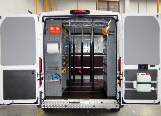 Bild: Eine lohnende Fahrzeugeinrichtung von StoreVan für einen Fensterbauer und -Monteur