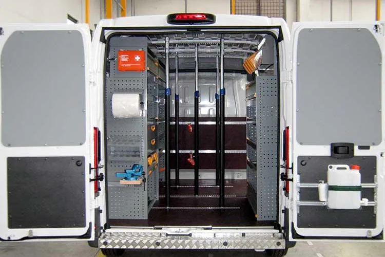 Bild: Eine lohnende Fahrzeugeinrichtung von StoreVan für einen Fensterbauer und -Monteur