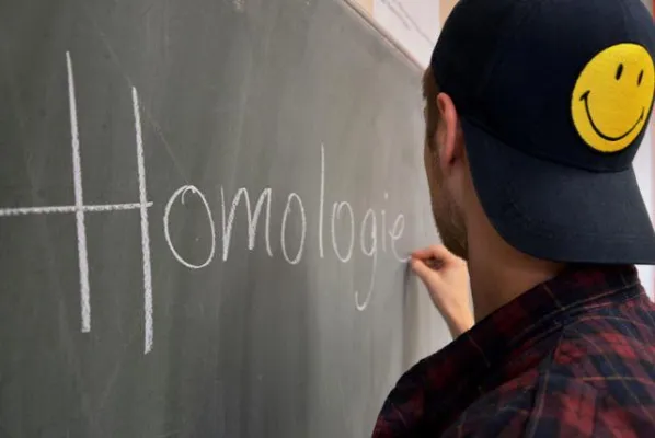 Bild: Homologie - ein kabarettistisches Schulprogramm für Jugendliche ab der 8. Jahrgangsstufe