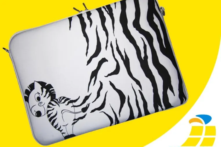 Den Sommer immer dabei: Mit dem Notebook Sleeve Zebra ist das Afrika-Feeling zum Greifen nahe Bild: Den Sommer immer dabei: Mit dem Notebook Sleeve Zebra ist das Afrika-Feeling zum Greifen nahe
