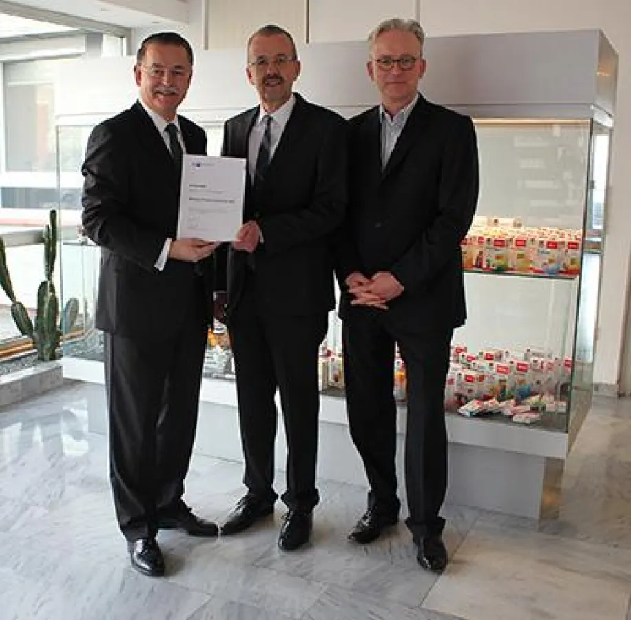 (v.l.n.r.) Urkundenübergabe von Dr. Detlef Reeker an Gert Bendixen und Holger Klattenhoff von Queiss