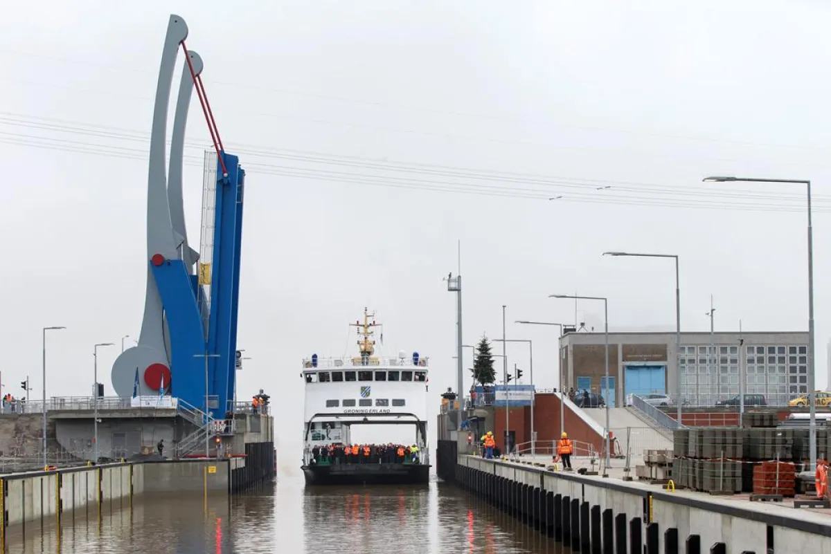 Erste Schiffsdurchfahrt durch die Nesserlander Schleuse in Emden