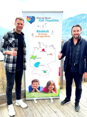 Bild: Die Bosseler & Abeking Kinderstiftung und die Manuel Neuer Kids Foundation vereinbaren Zusammenarbeit