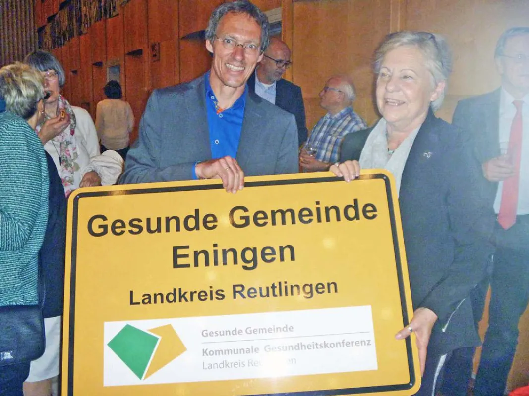 Olympiasieger Dieter Baumann mit Dr. Barbara Dürr bei der Zertifikatsübergabe