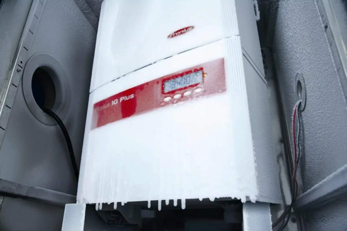 In der Kältekammer wird überprüft, ob die Fronius Geräte den Temperaturen von -25°C problemlos standhalten.