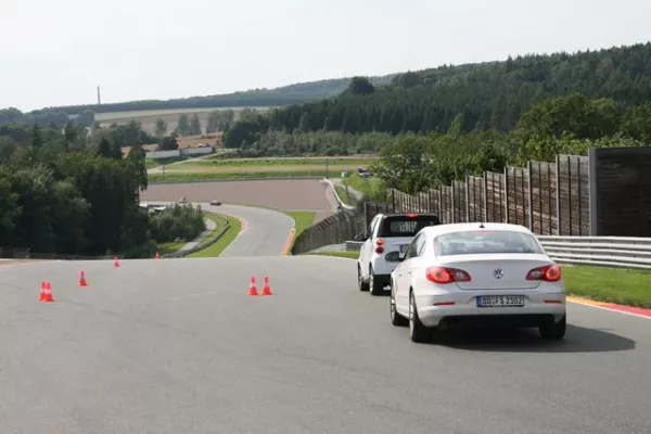 Besucher des 13. Sächsischen Verkehrssicherheitstag "erfahren" Elektronische Beifahrer im Fahrzeug Bild: Besucher des 13. Sächsischen Verkehrssicherheitstag "erfahren" Elektronische Beifahrer im Fahrzeug