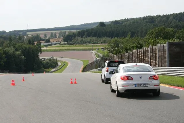 Besucher des 13. Sächsischen Verkehrssicherheitstag "erfahren" Elektronische Beifahrer im Fahrzeug Bild: Besucher des 13. Sächsischen Verkehrssicherheitstag "erfahren" Elektronische Beifahrer im Fahrzeug