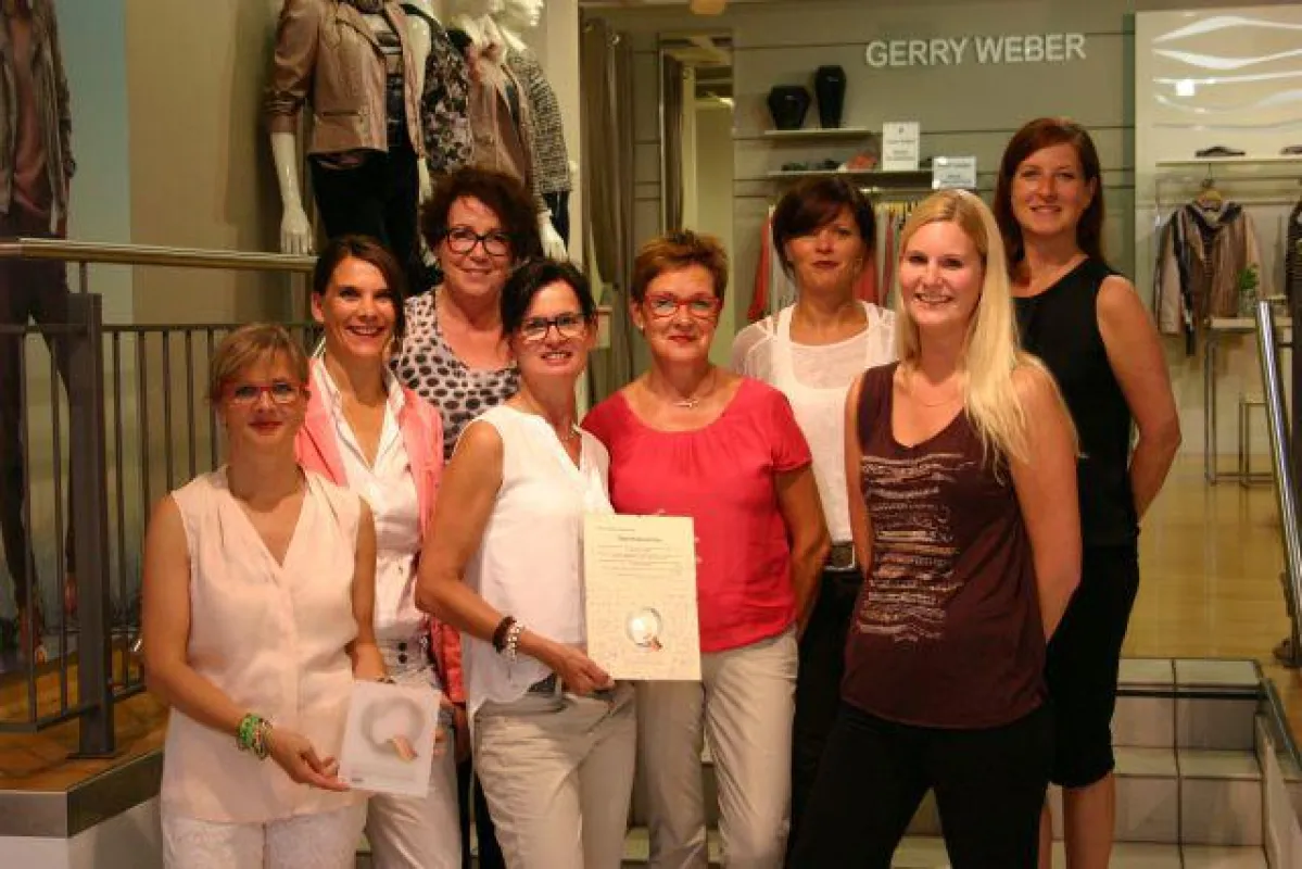 Geschäftsführerin Karin Kaltenkirchen und Ines Eulzer (1. u. 2. v.l.) mit dem Q-Team. (FOTO: Modehau