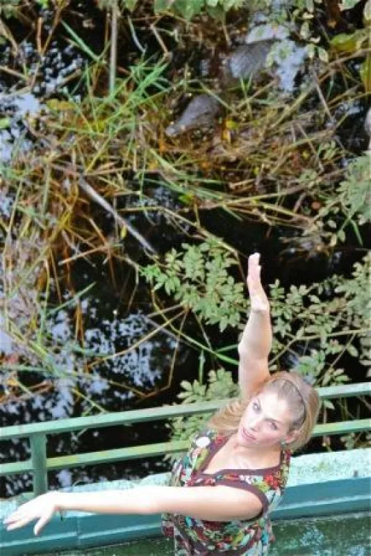 In der Nähe von Manaus trifft Martina Hirschmeier auf ein Krokodil.