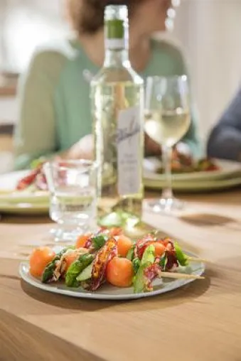 Spargel-Fingerfood für ein spontanes Treffen mit Freunden … und dazu Blanchet. Bild: Spargel-Fingerfood für ein spontanes Treffen mit Freunden … und dazu Blanchet.